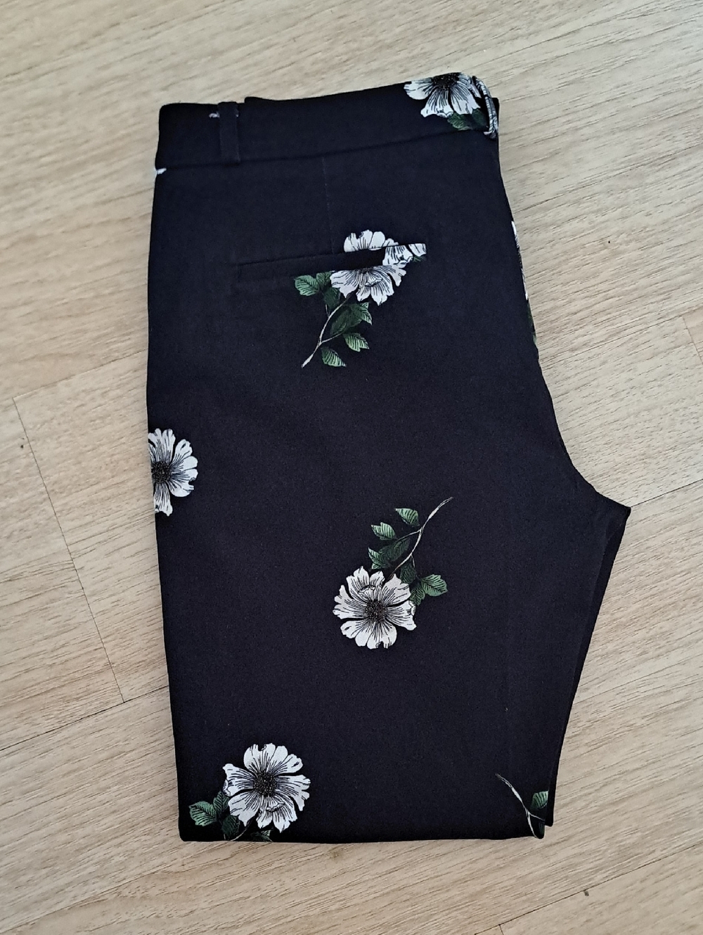 Banana Republic Black Floral Ankle Jeans  White Daisy Like Flowers . - Picture 11 of 11